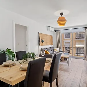 3 Dormitorios, 2 Banos Y Balcon Apartamento
